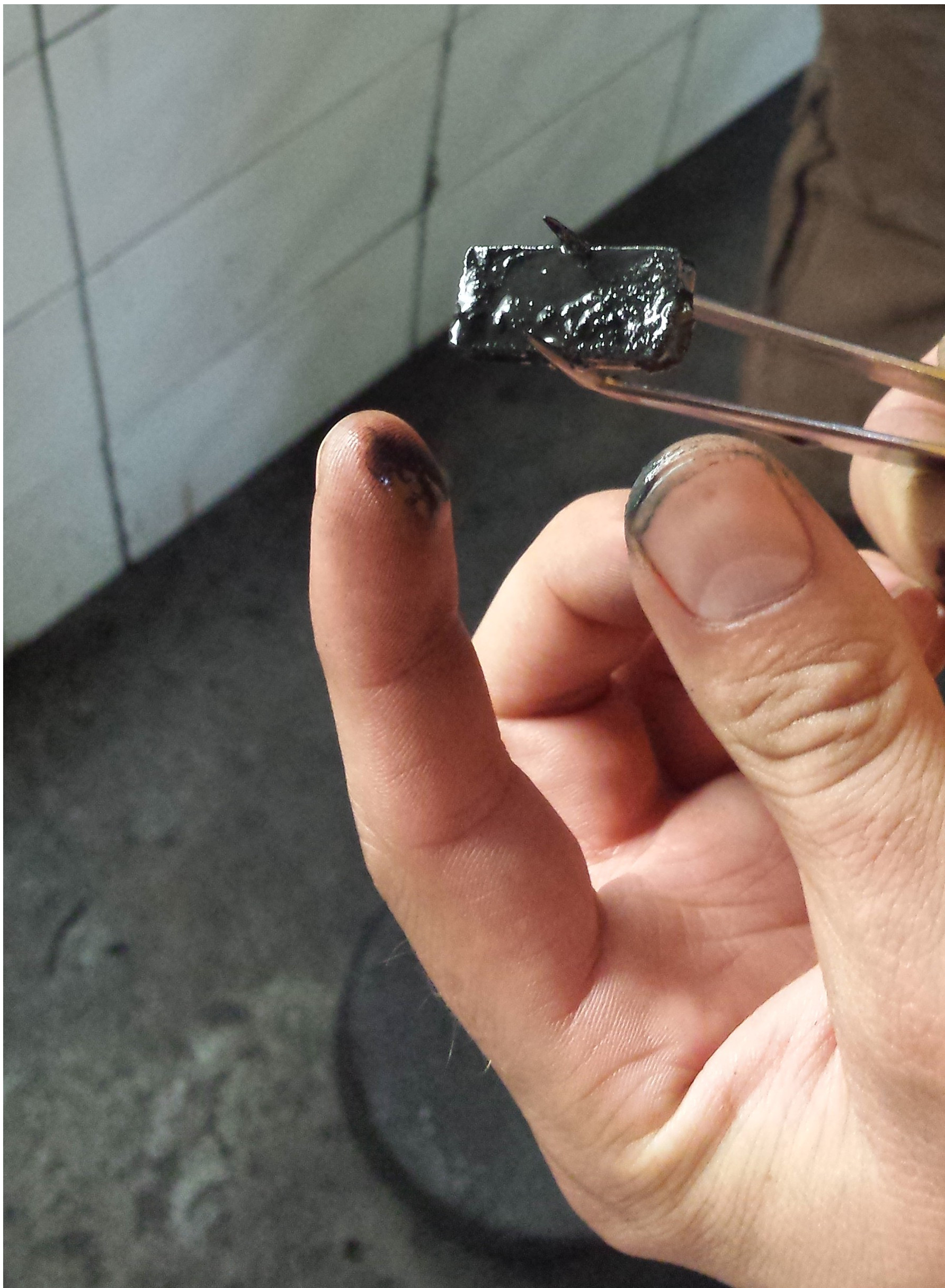 opiłki zebrane przez magnes